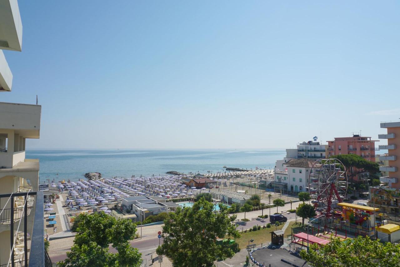 Hotel Bristol - A 30 Mt Dalla Spiaggia Misano Adriatico Exterior foto