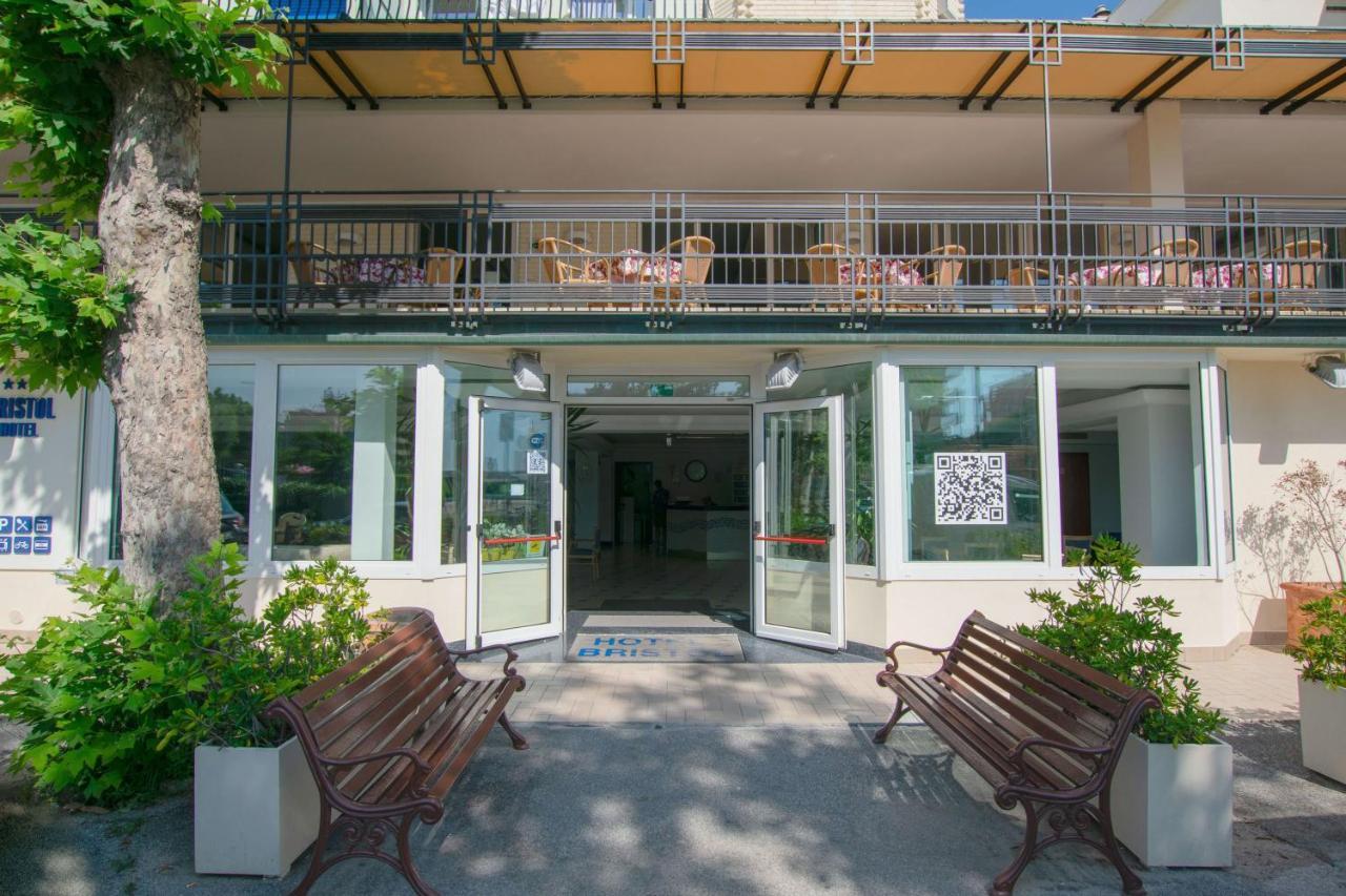 Hotel Bristol - A 30 Mt Dalla Spiaggia Misano Adriatico Exterior foto