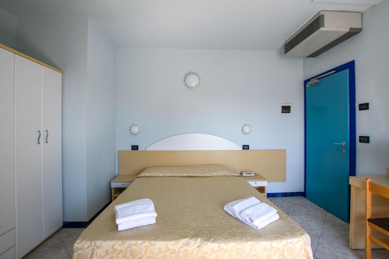 Hotel Bristol - A 30 Mt Dalla Spiaggia Misano Adriatico Exterior foto