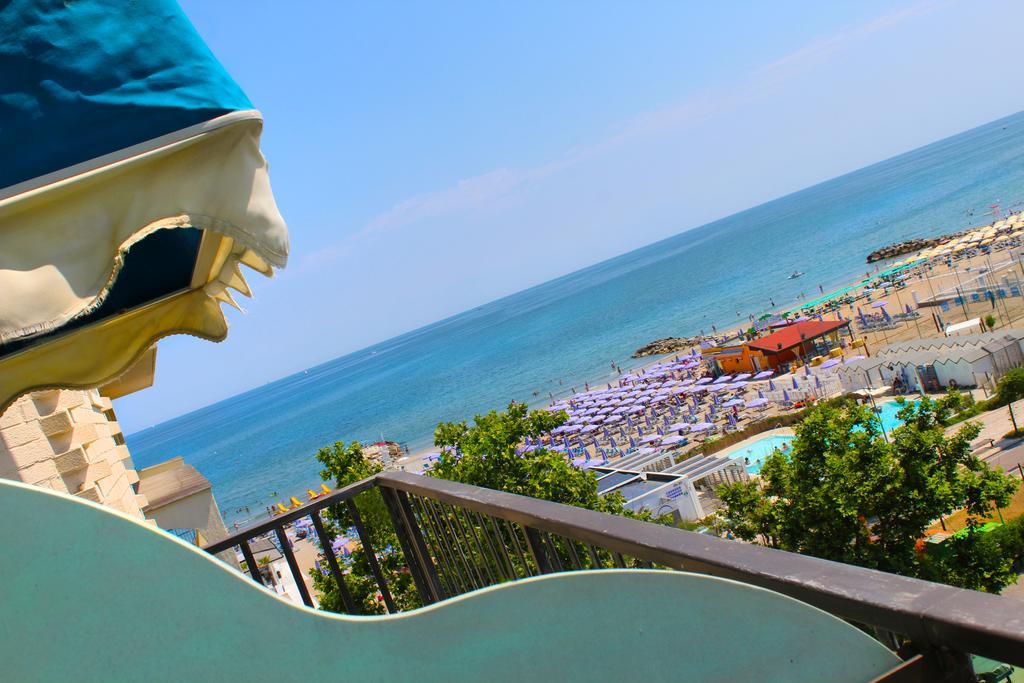 Hotel Bristol - A 30 Mt Dalla Spiaggia Misano Adriatico Exterior foto