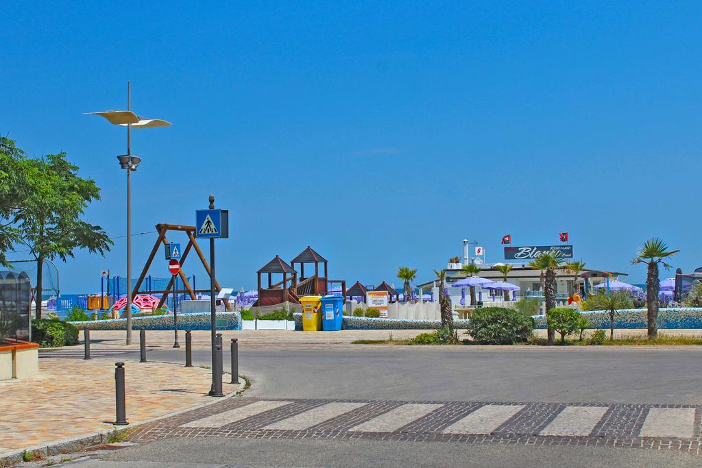 Hotel Bristol - A 30 Mt Dalla Spiaggia Misano Adriatico Exterior foto